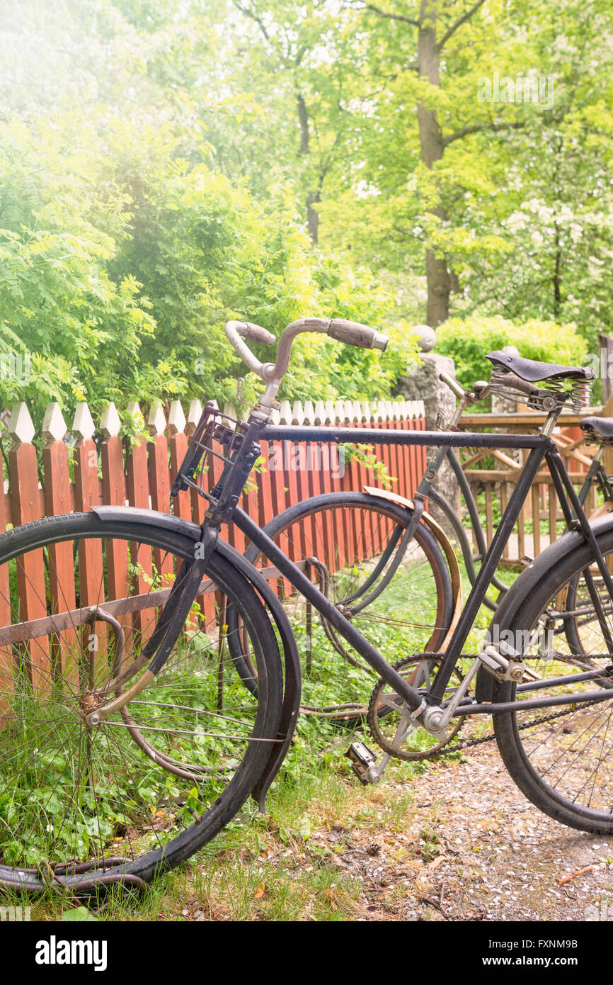 Escena rural con viejos retro bicicletas en un portabicicletas, Suecia Foto de stock
