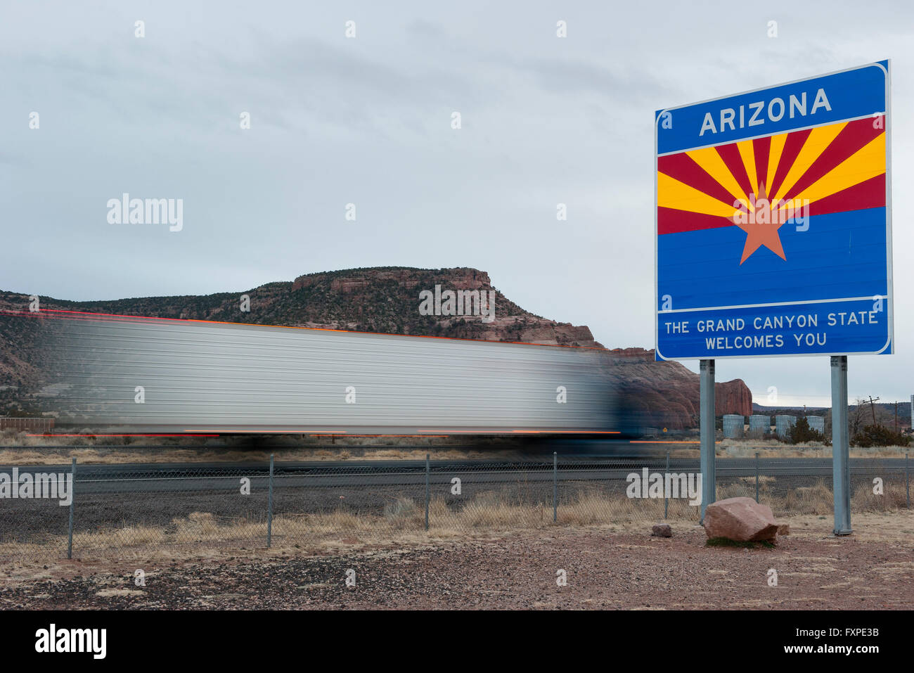Cartel de bienvenida a Arizona a lo largo de una carretera en Arizona, EE.UU. Foto de stock