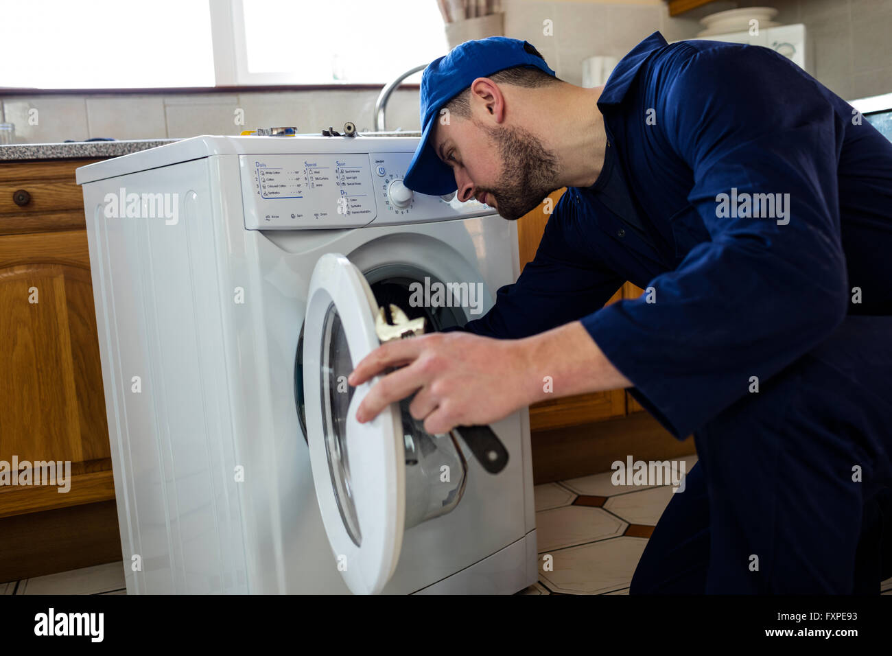 Reparación de lavadora fotografías e imágenes de alta resolución - Alamy