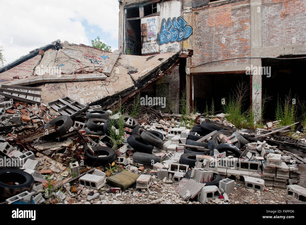 Basura y escombros amontonado junto al edificio abandonado en Detroit, Michigan, EE.UU. Foto de stock