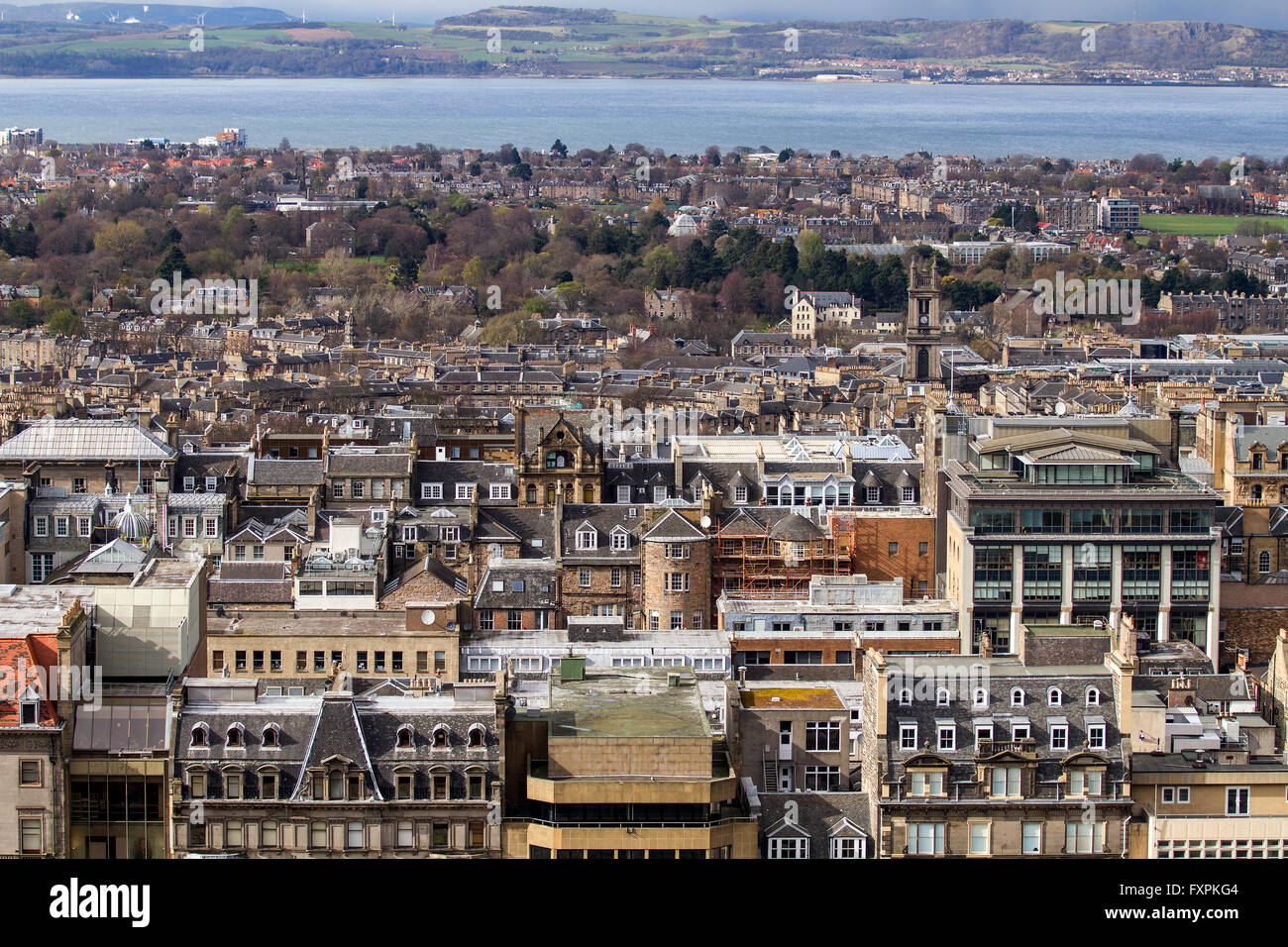 La vista horizontal del Firth of Forth River y la ciudad de Edimburgo, que es la ciudad capital de Escocia, Reino Unido Foto de stock