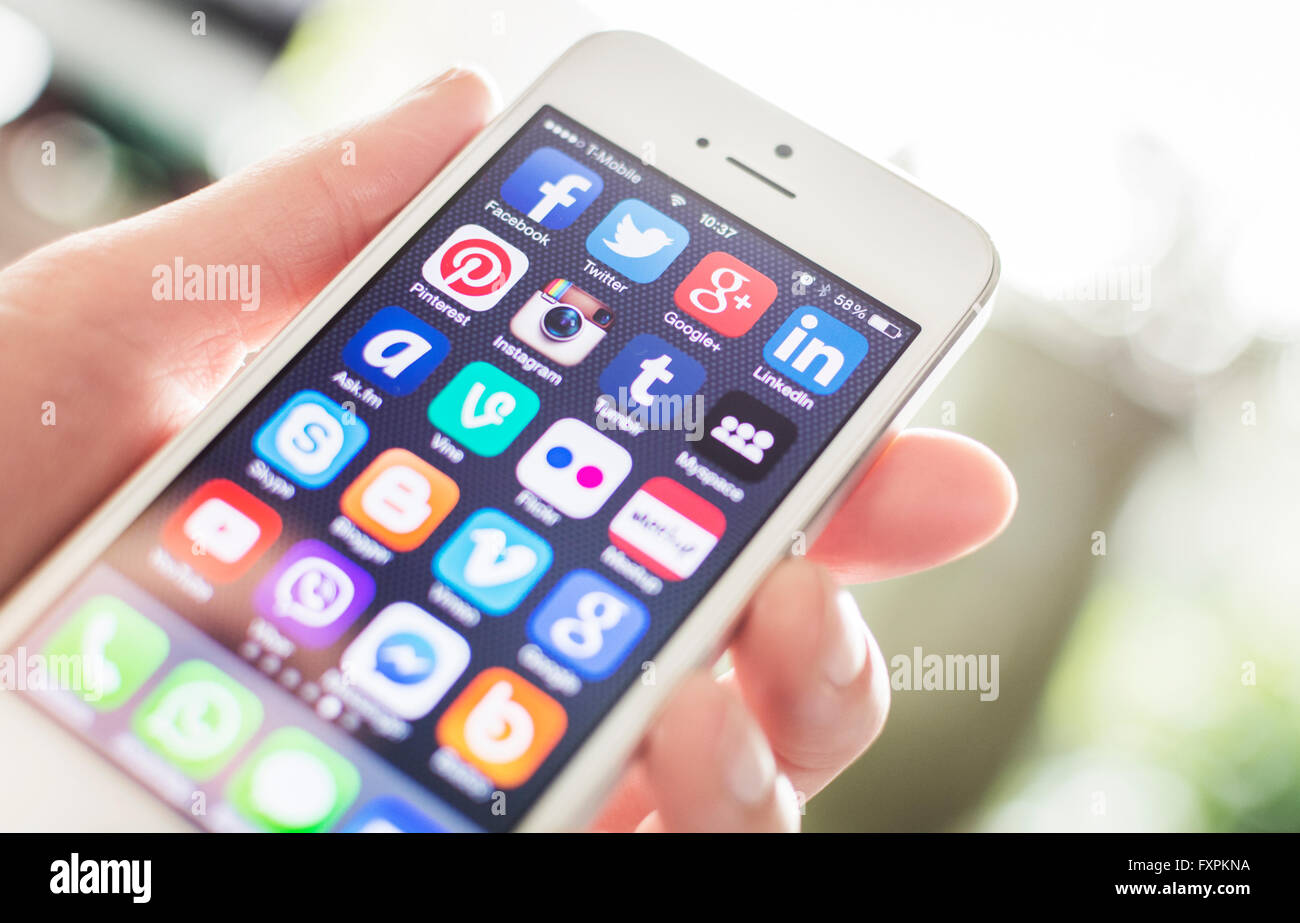 Los medios de comunicación social en la pantalla del smartphone Foto de stock