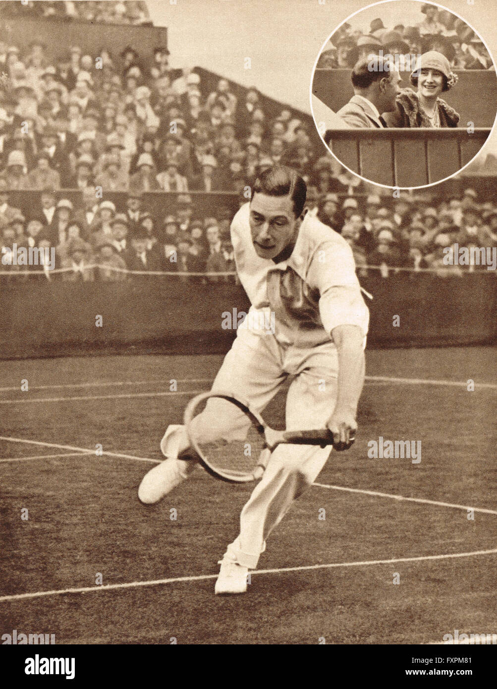 El Príncipe Alberto, el futuro Rey George VI jugando en los hombres se duplica en los campeonatos de Wimbledon en 1926 Foto de stock