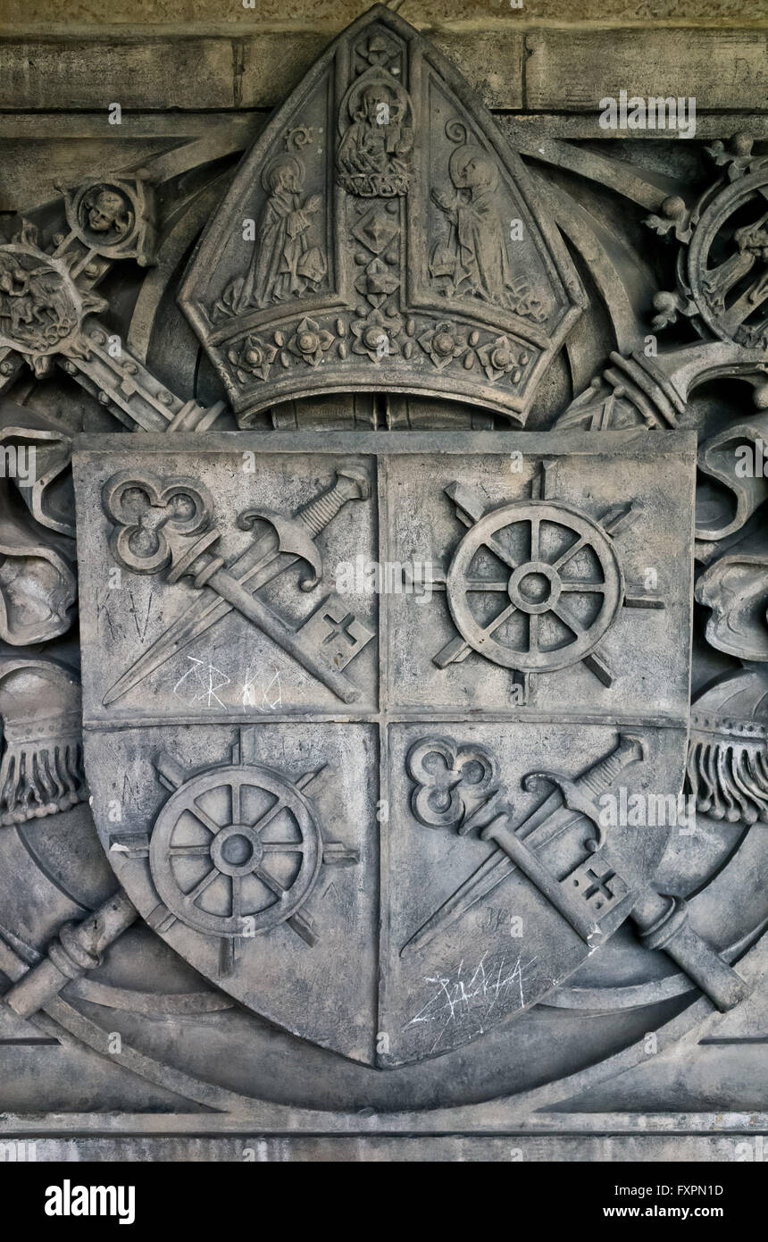 Decoracion Religiosa Sobre La Pared Exterior De La Catedral