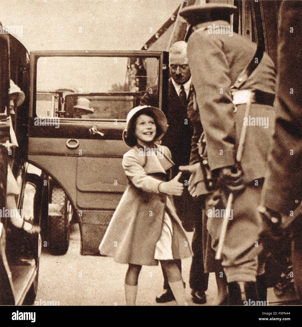 La Princesa Isabel, la futura reina Isabel II saludo confiadamente el oficial de guardia en el Aldershot tatuaje en 1935 Foto de stock