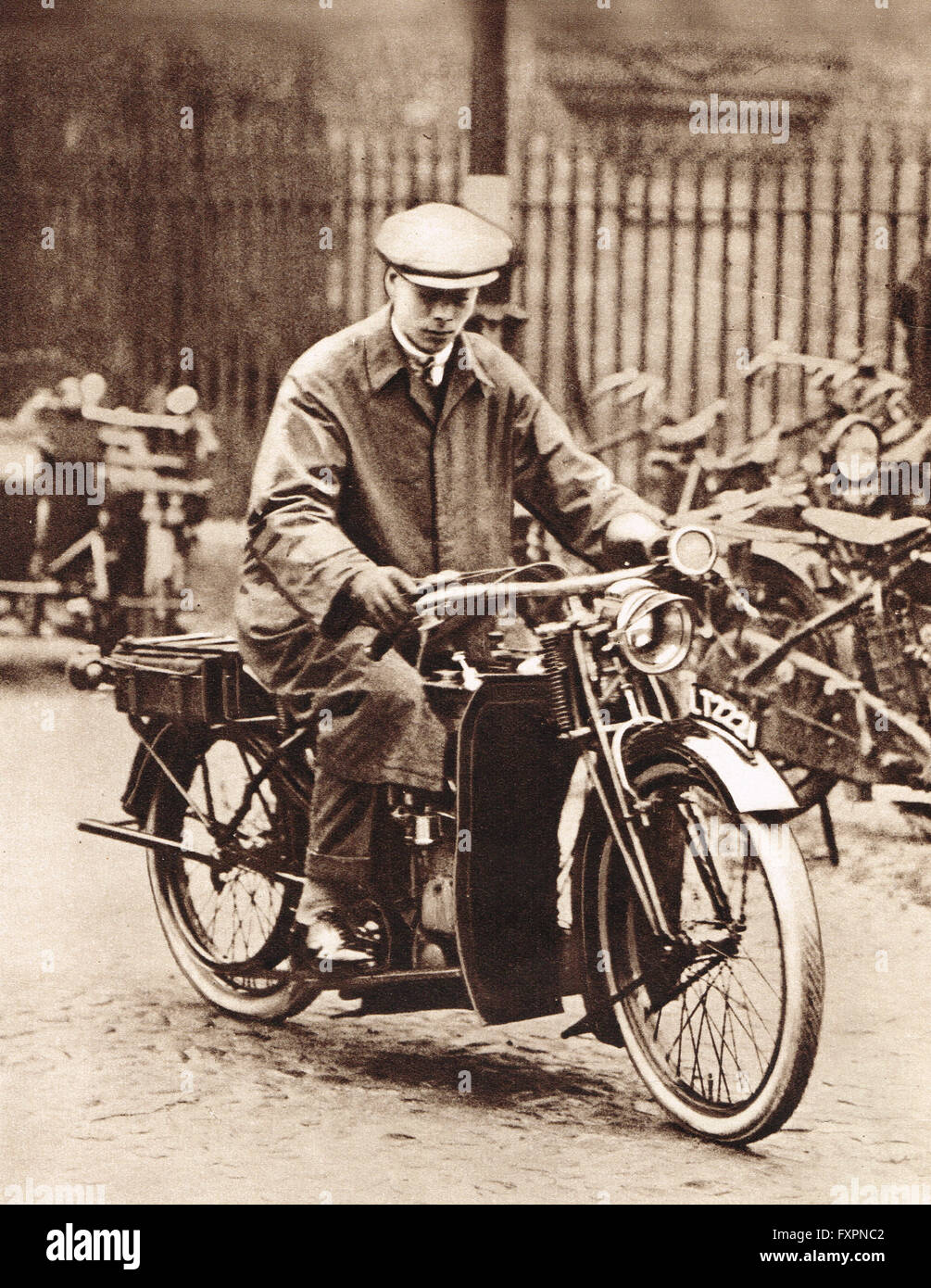 El Príncipe Alberto, el futuro Rey Jorge VI, en una moto en la Universidad de Cambridge en 1920 Foto de stock