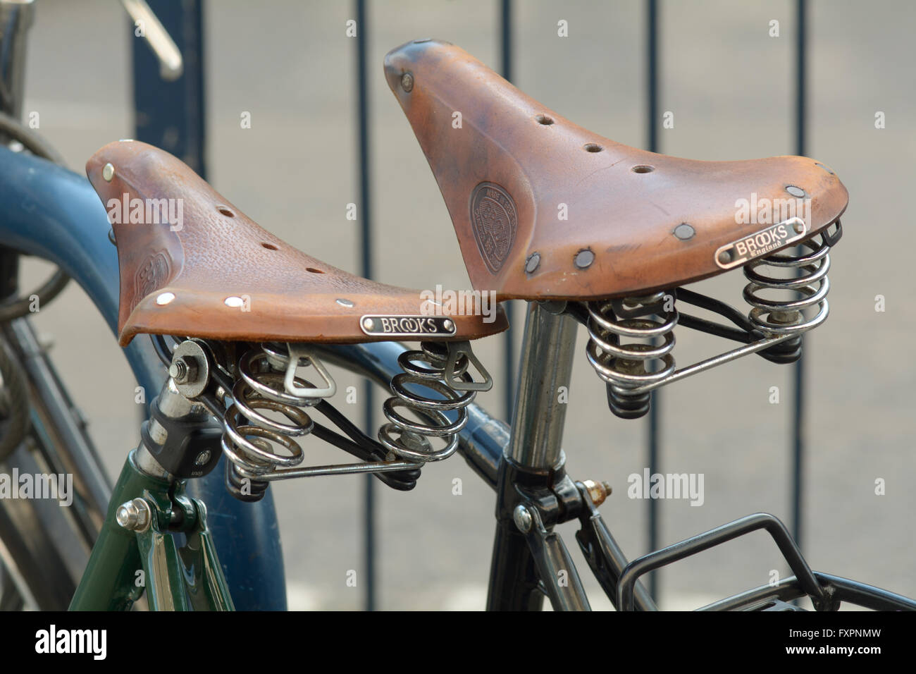 Brooks - Asientos de bicicletas hechas a mano de cuero Fotografía de stock  - Alamy