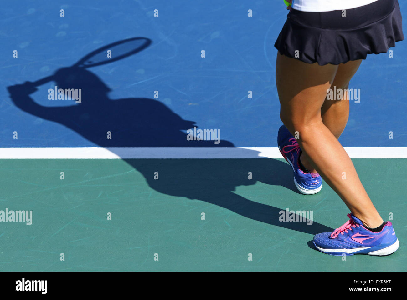 Kiev, Ucrania. El 17 de abril, 2016. Maria Irigoyen de Argentina en acción durante la BNP Paribas FedCup Grupo Mundial II play-off contra Lesia Tsurenko juego de Ucrania en Campa Bucha Tennis Club en Kiev, Ucrania. Tsurenko ganó por 6-1, 6-3. Crédito: Oleksandr Prykhodko/Alamy Live News Foto de stock
