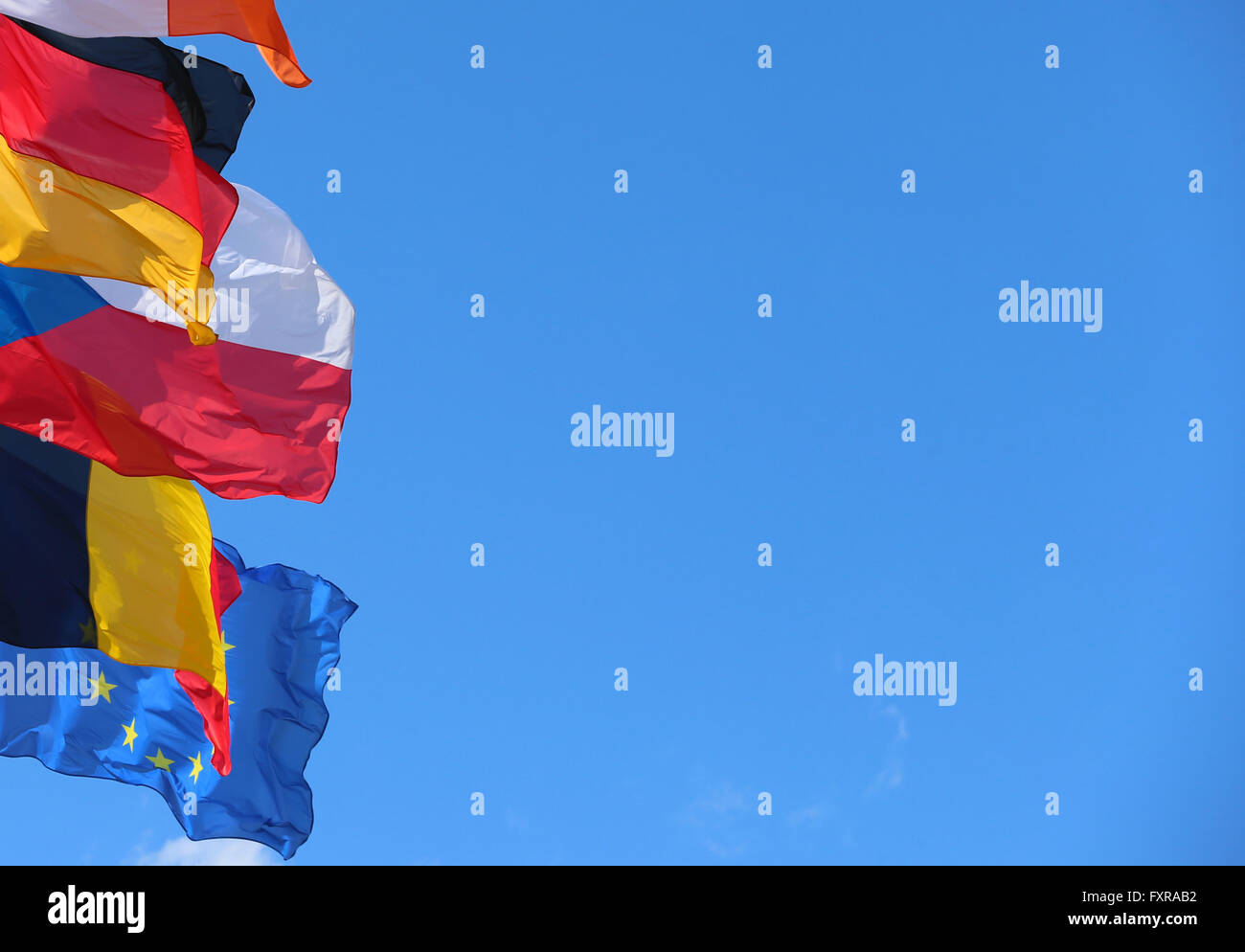 Estrasburgo, Francia. 12 abr, 2016. Las banderas nacionales de los Estados miembros de la Unión Europea se mecen con el viento conectados a postes de bandera frente al edificio del Parlamento Europeo en Estrasburgo, Francia, 12 de abril de 2016. Foto: Karl-Josef Hildenbrand/dpa/Alamy Live News Foto de stock