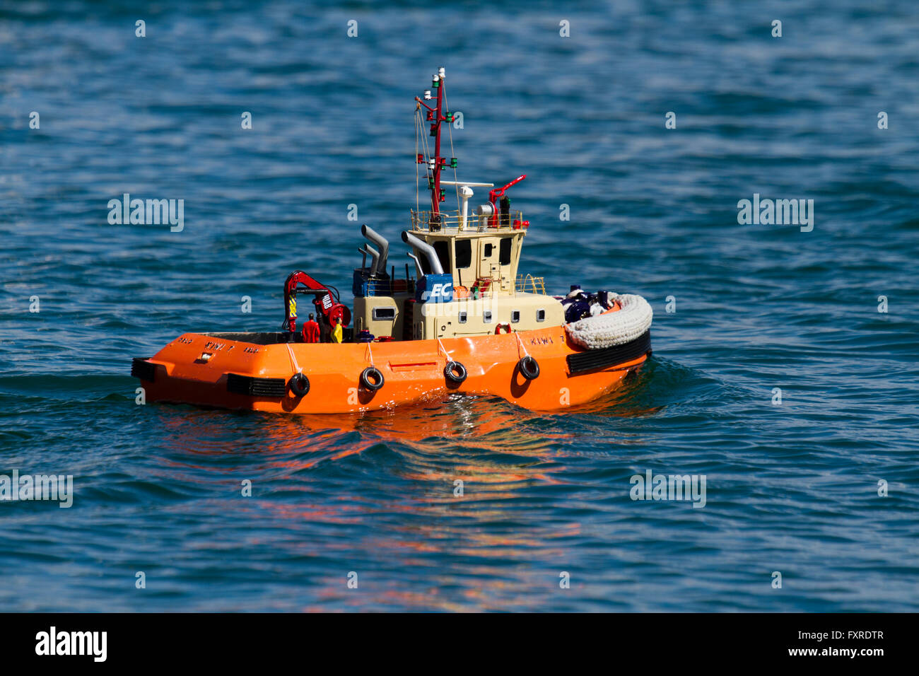Un modelo de control remoto en un barco dedicado al lago en frente de mar, New Brighton Wallasey, Reino Unido Foto de stock