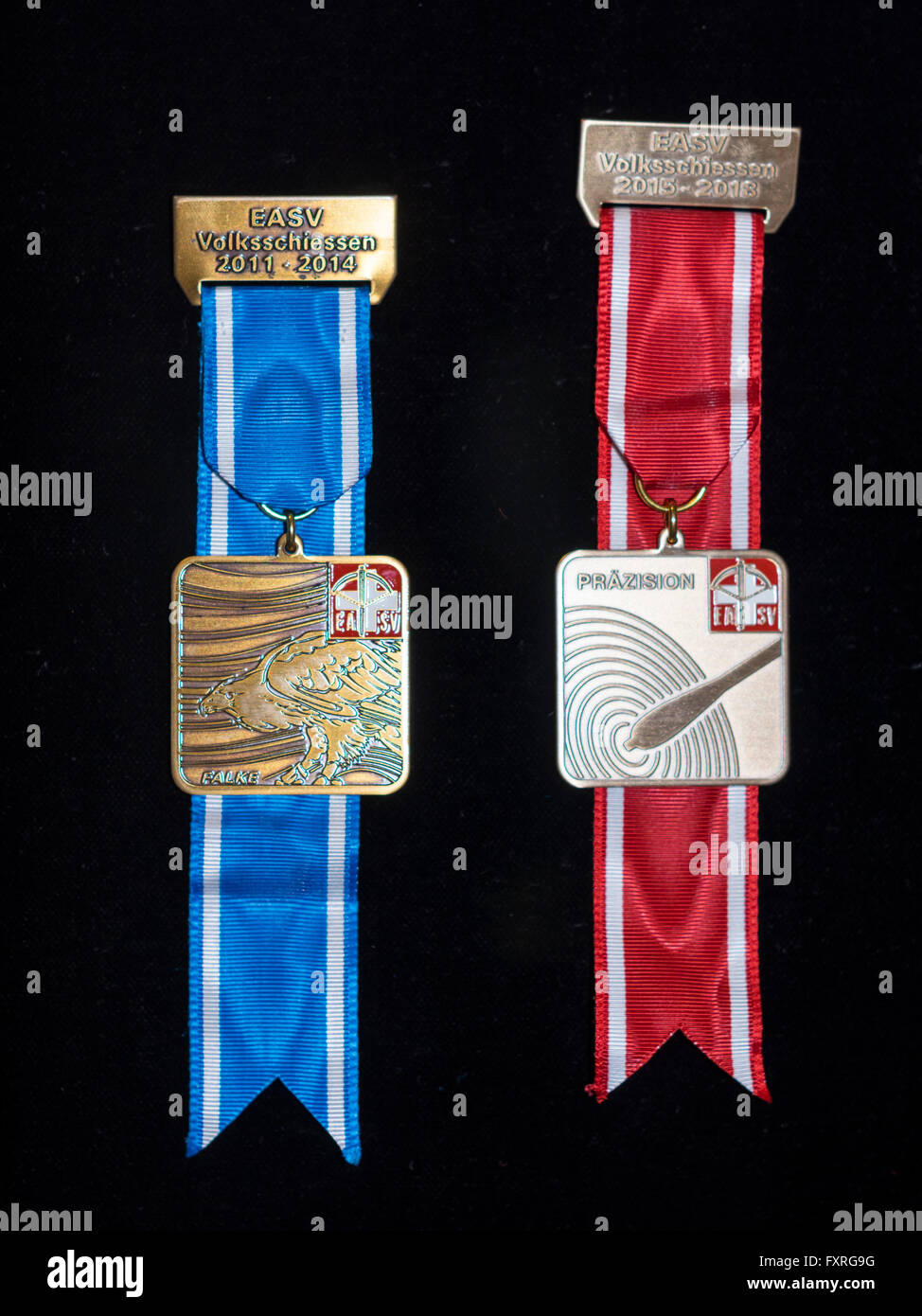 Medallas suizo de competiciones de tiro con ballesta. Nombre común de estas medallas es de tipo Kranz o Kranzauszeichnung. Fondo negro. Foto de stock