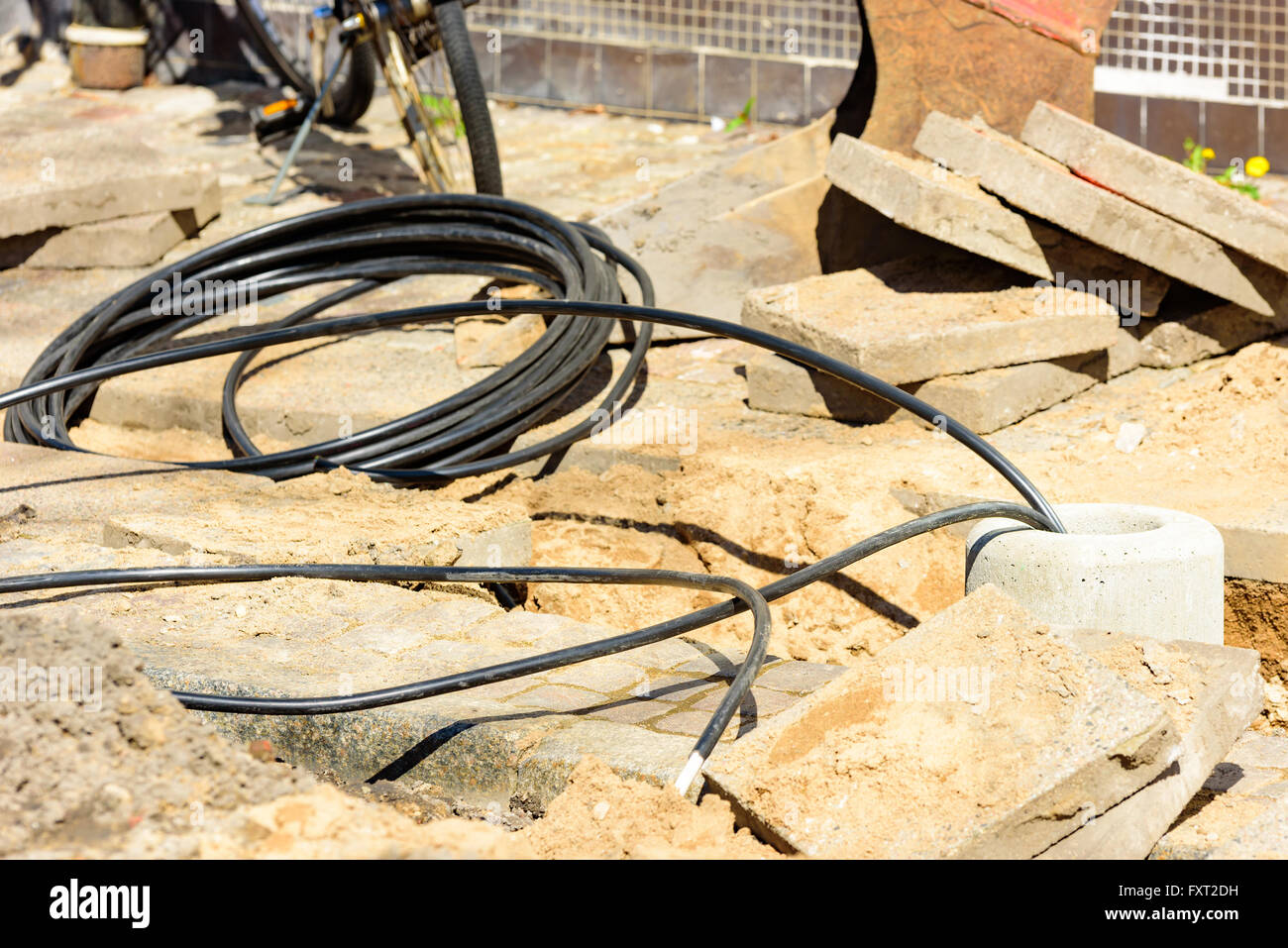 Lund, Suecia - 11 de abril de 2016: cable eléctrico entrar en un agujero en el suelo de hormigón donde una farola va a ser instalado. Foto de stock