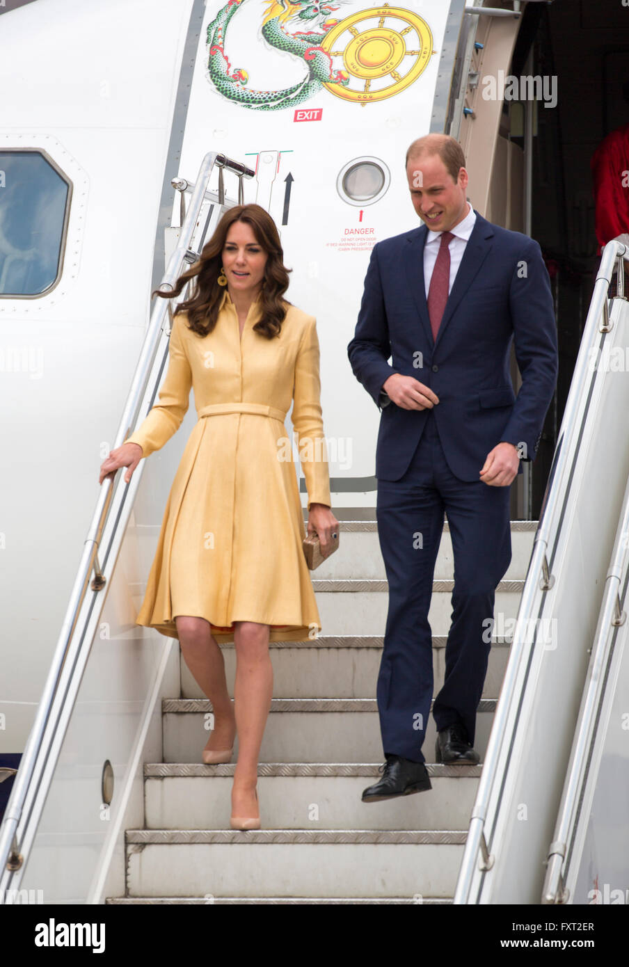 Catherine, Duquesa de Cambridge y el príncipe Guillermo, Duque de Cambridge llegan para la ceremonia de bienvenida en el Aeropuerto Internacional de paro para el primer día de una visita de dos días a Bhután en Abril 14, 2016 en paro, Bután. Foto de stock