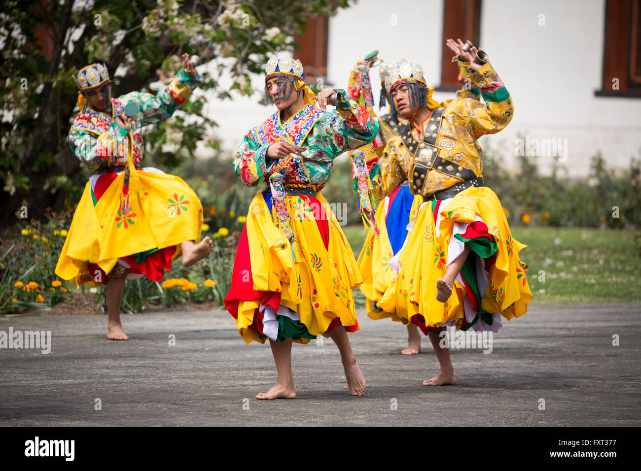 Bailarines tradicional ceremonial en la ceremonia de bienvenida en el TashichhoDzong en Thimpu la capital de Bhután Foto de stock