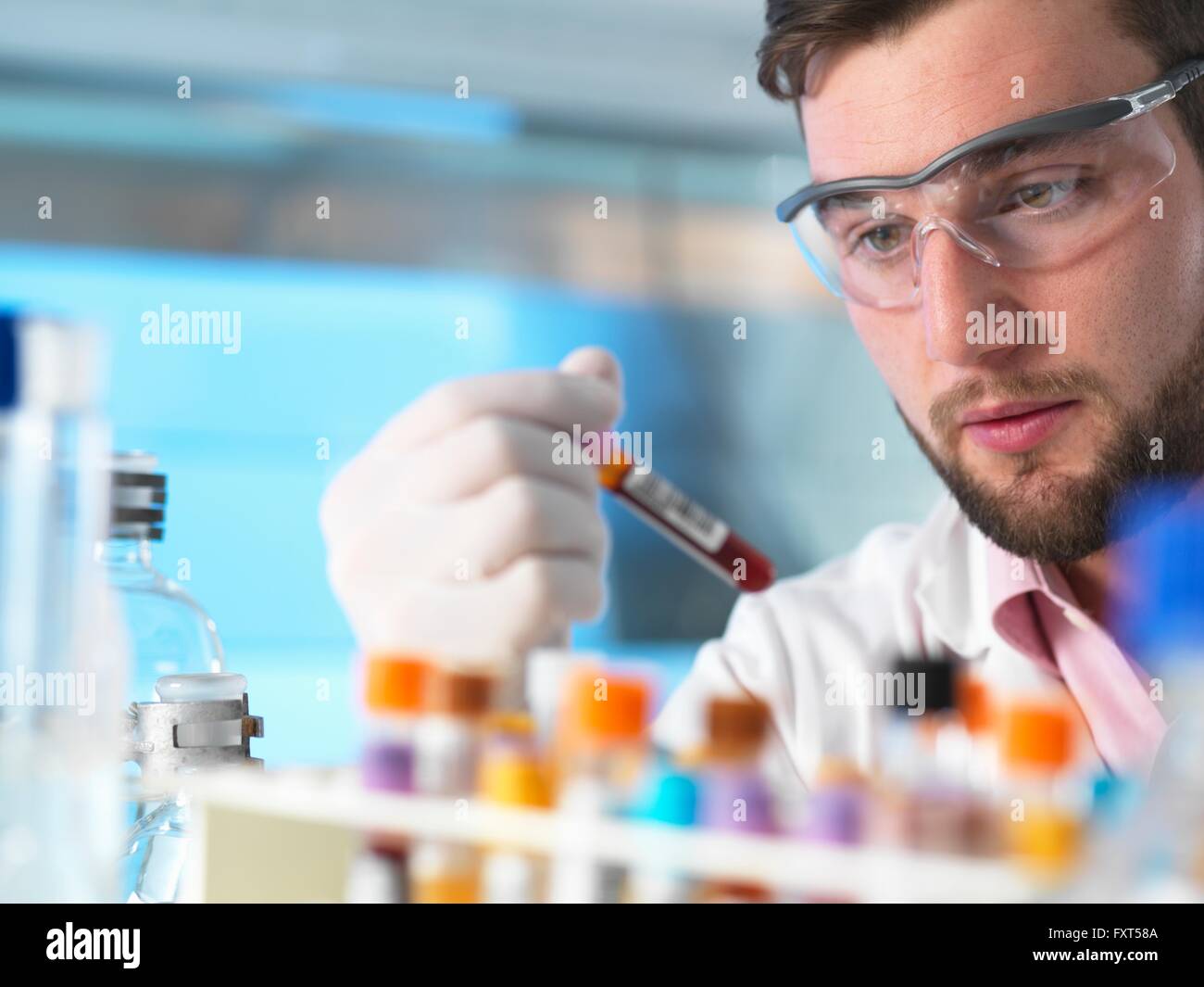 Doctor examinando muestras médicas del paciente en el laboratorio Foto de stock