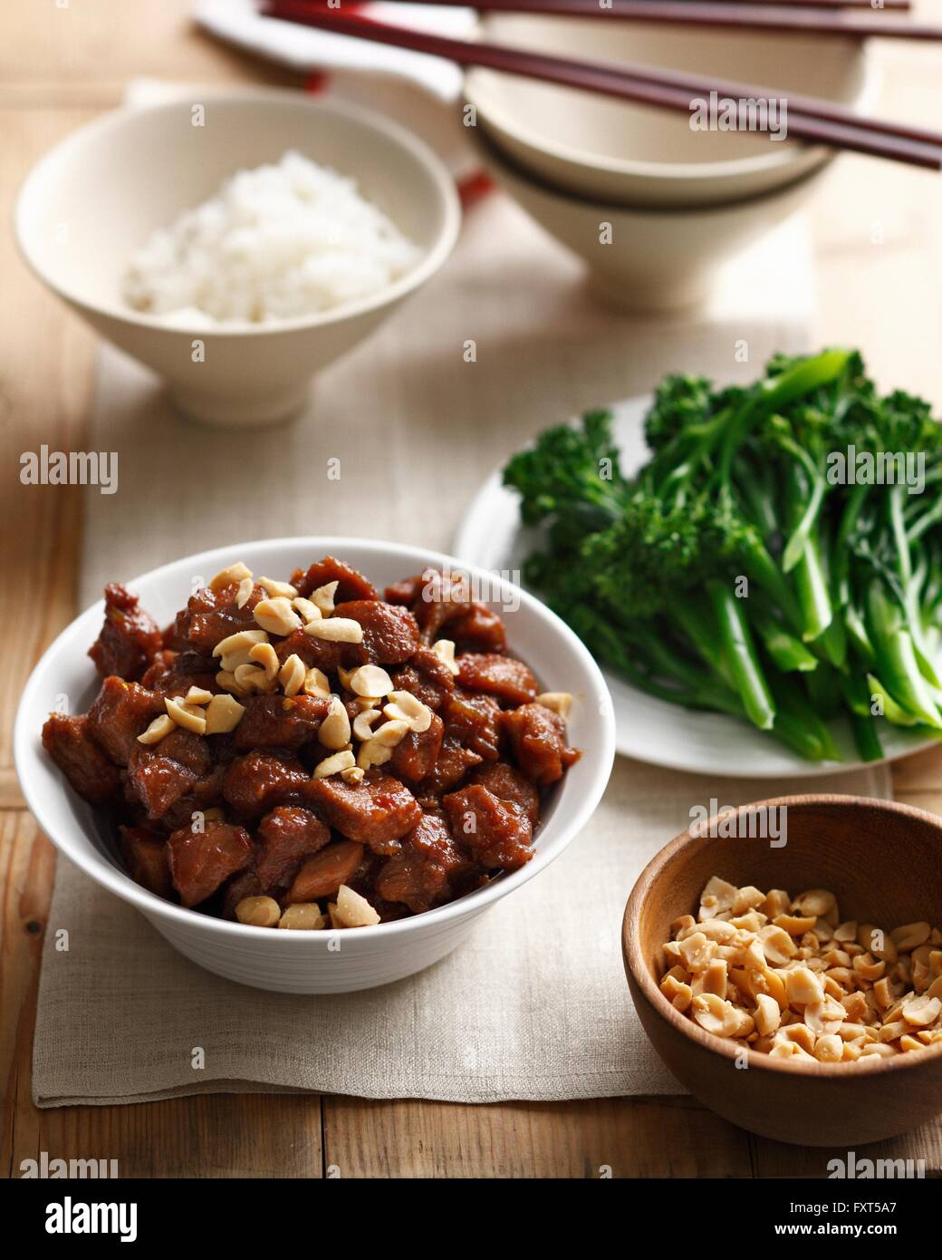 Tazón de cerdo estilo tailandés con broccolini, maní y arroz jazmín Foto de stock