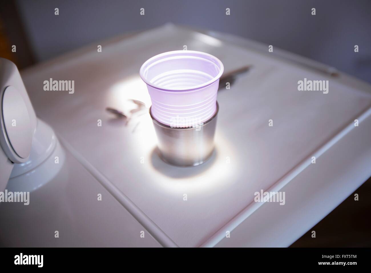 Un alto ángulo de visualización de copa desechable iluminado en dentistas clínica Foto de stock