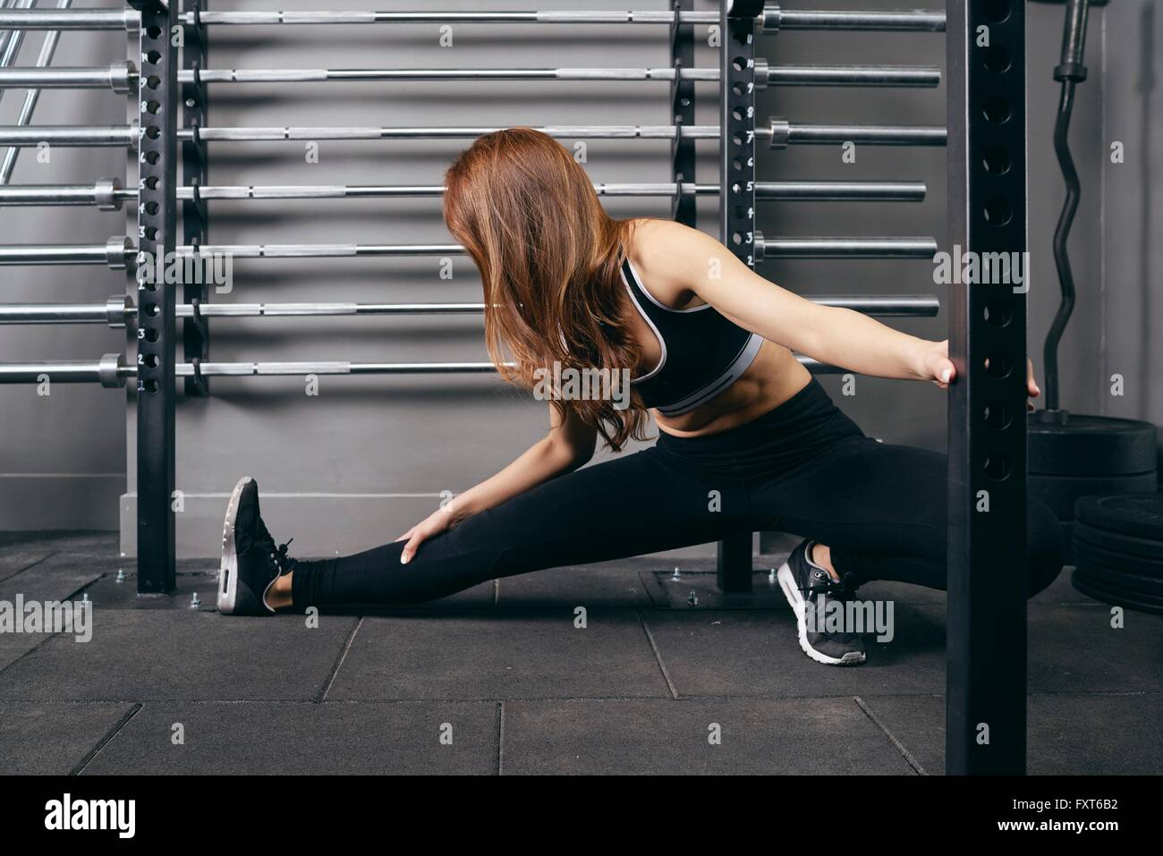 Woman gym warming up leg fotografías e imágenes de alta resolución - Alamy
