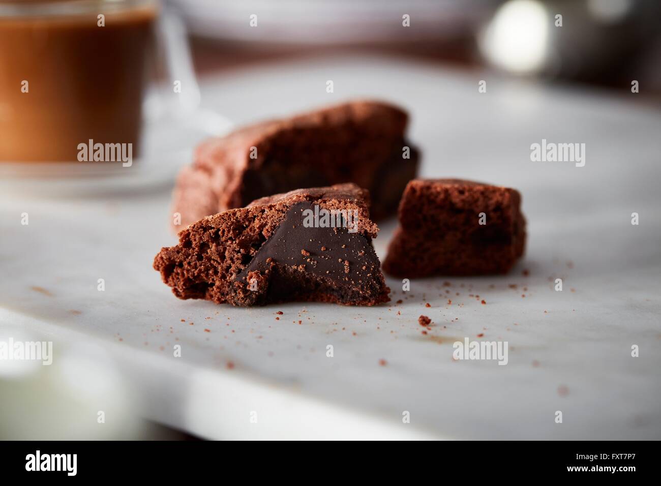 Brownie de chocolate sobre la placa de corte de madera Foto de stock