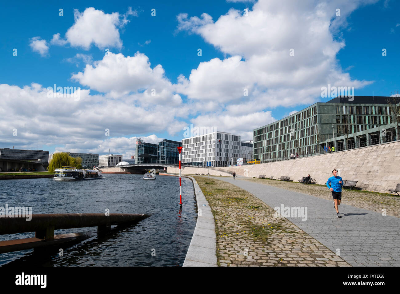 Vista a lo largo de la orilla paseo junto al río Spree en Berlín, Alemania Foto de stock
