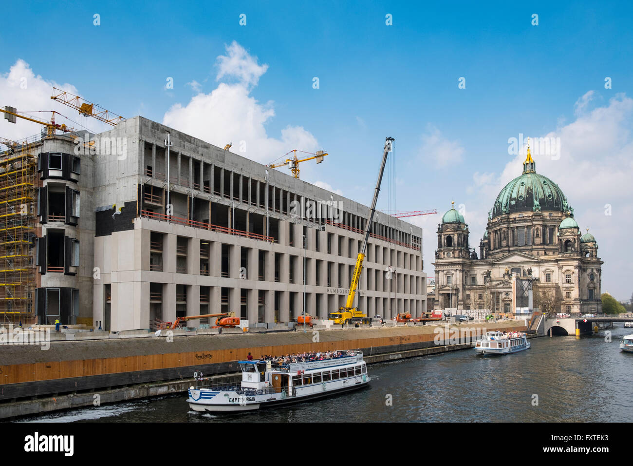 Nuevo foro de Humboldt en construcción junto al río Spree con la Catedral de Berlín hasta la parte trasera de Berlín en Alemania Foto de stock