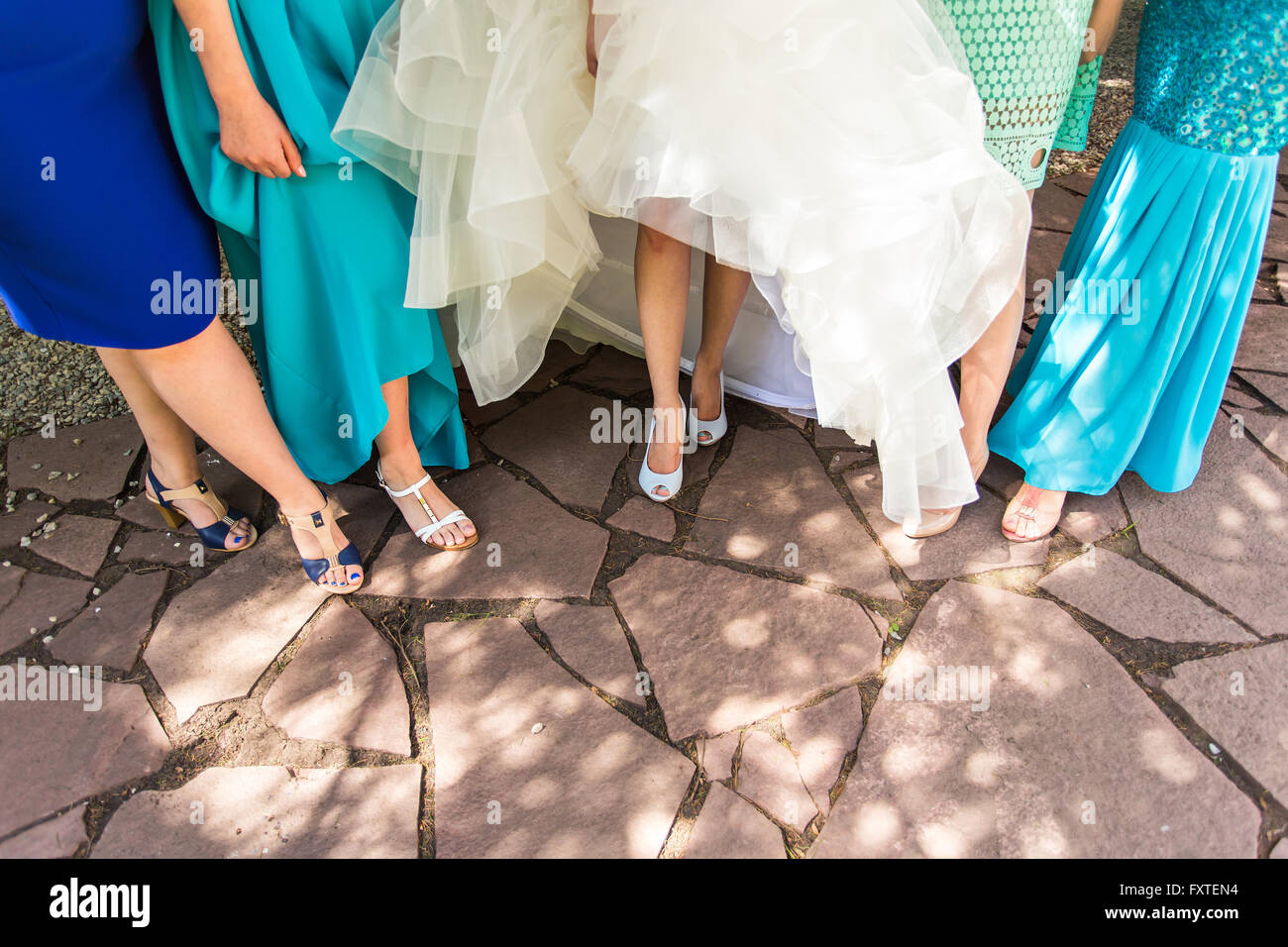 Novia y damas de honor mostrar sus zapatos de boda Fotograf a de