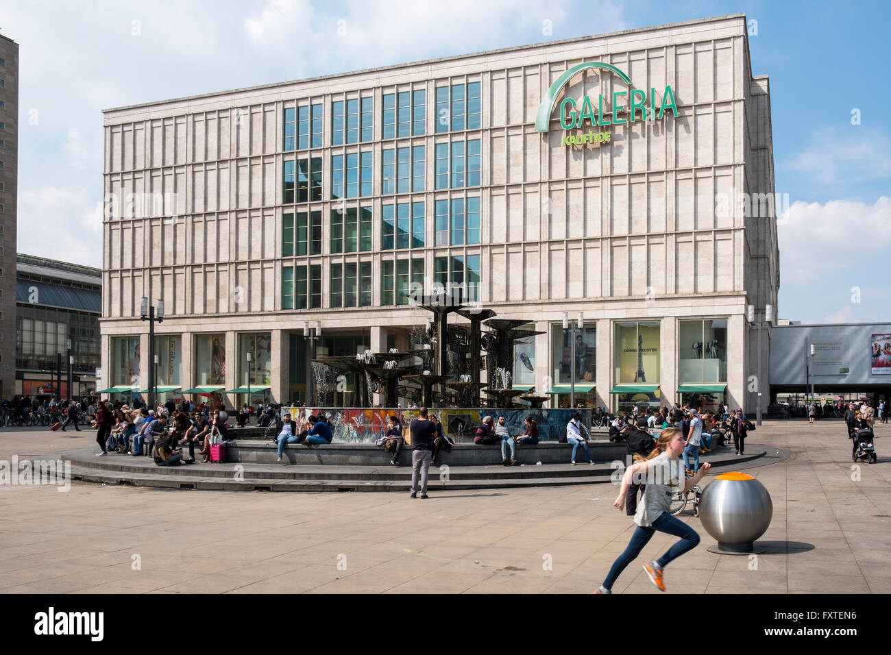 Vista exterior de la Galería Kaufhof department store en Alexanderplatz, Berlín Mitte Alemania Foto de stock