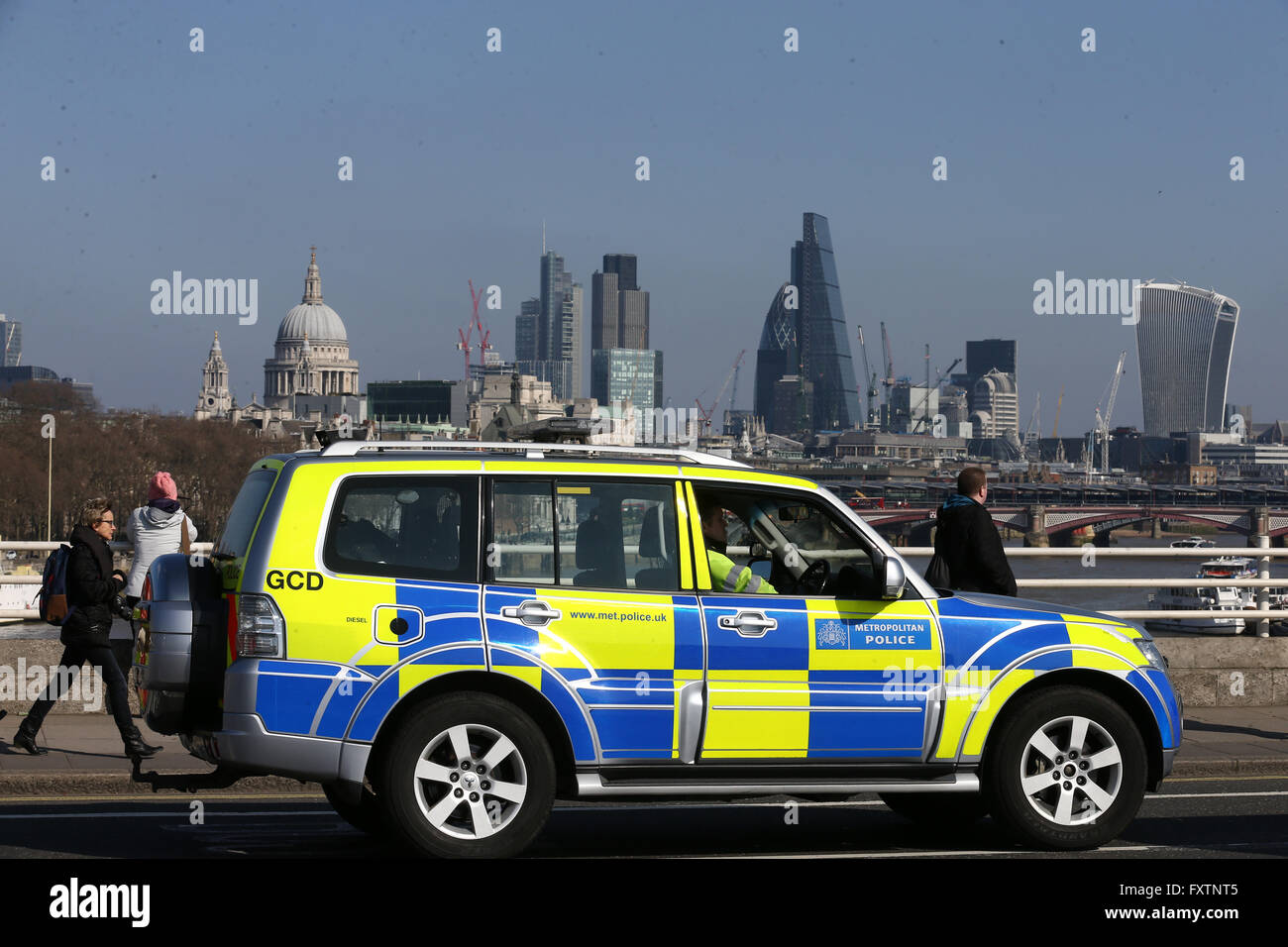 Patrulla de la Policía Metropolitana de Londres Puente con la ciudad de Londres en el fondo en Londres el 13 de marzo, 2016. Foto de stock