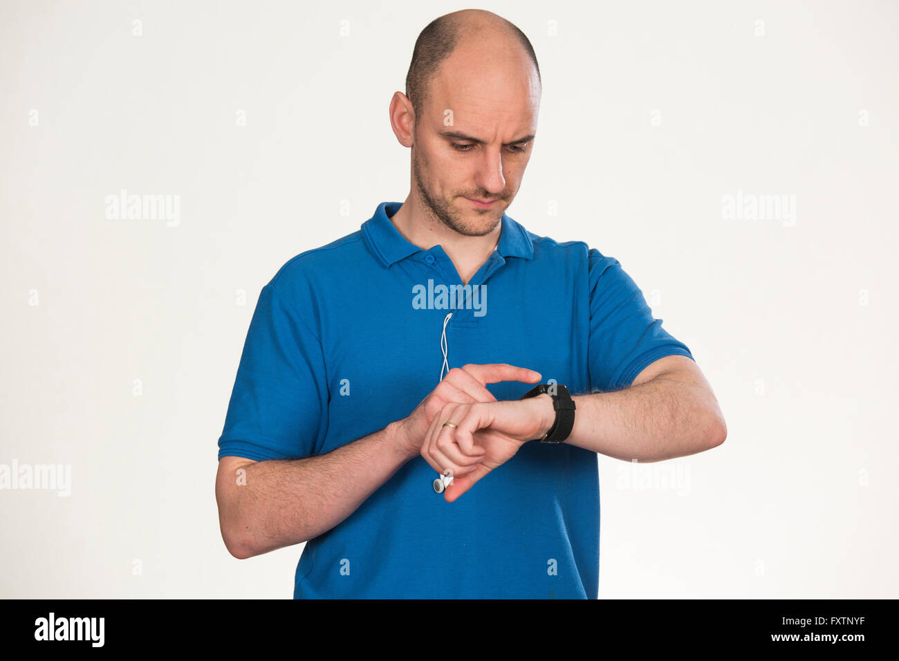 Confundido mirar smart watch Foto de stock