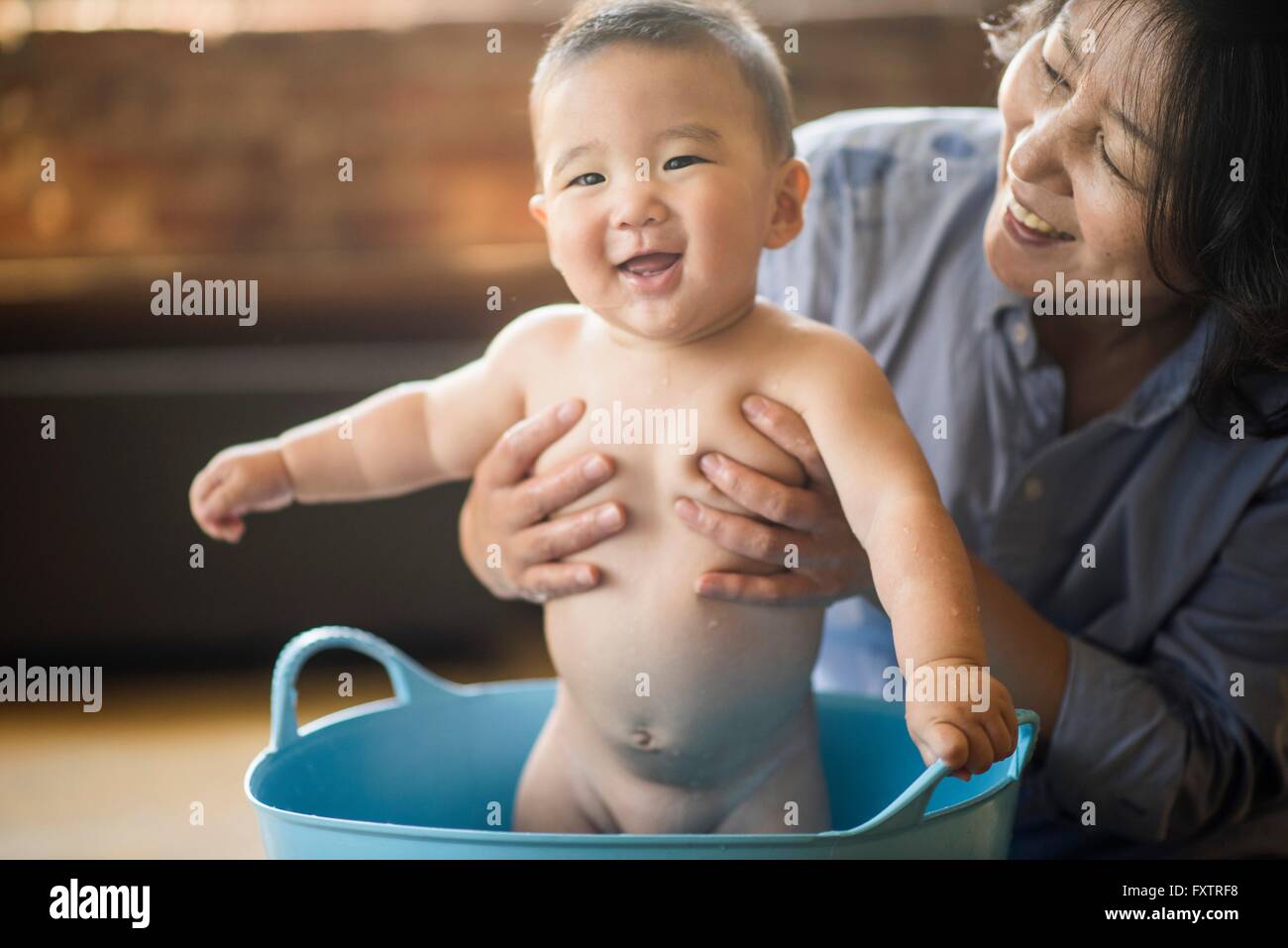 Abuela nieto en tina de baño Fotografía de stock - Alamy
