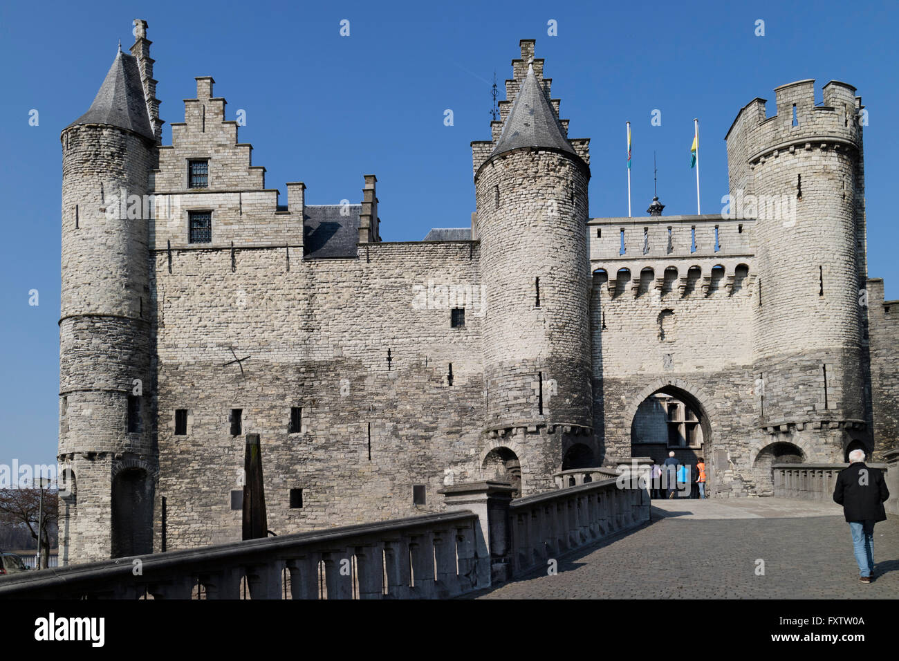 Puerta de entrada al castillo de Steen a orillas del río Escalda en Antwerp, Bélgica. Foto de stock
