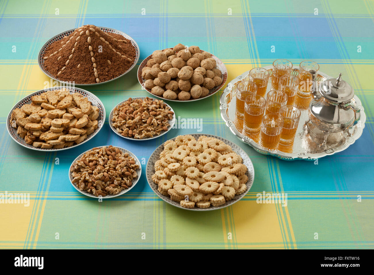 Platos con galletas caseras festiva marroquí, nueces y té Foto de stock