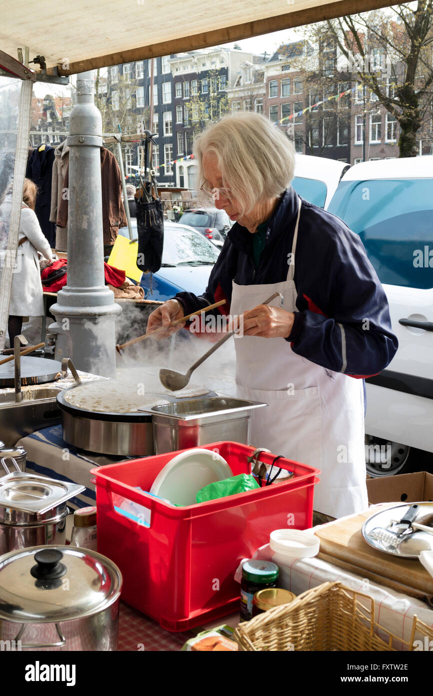 Venta y hacer crepes frescos en el mercado, en Amsterdam, Holanda Foto de stock