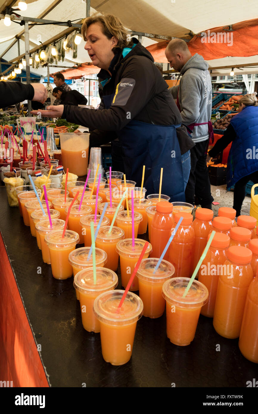 Venta de jugo de naranja fresco en el mercado, en Ámsterdam, Holanda Foto de stock
