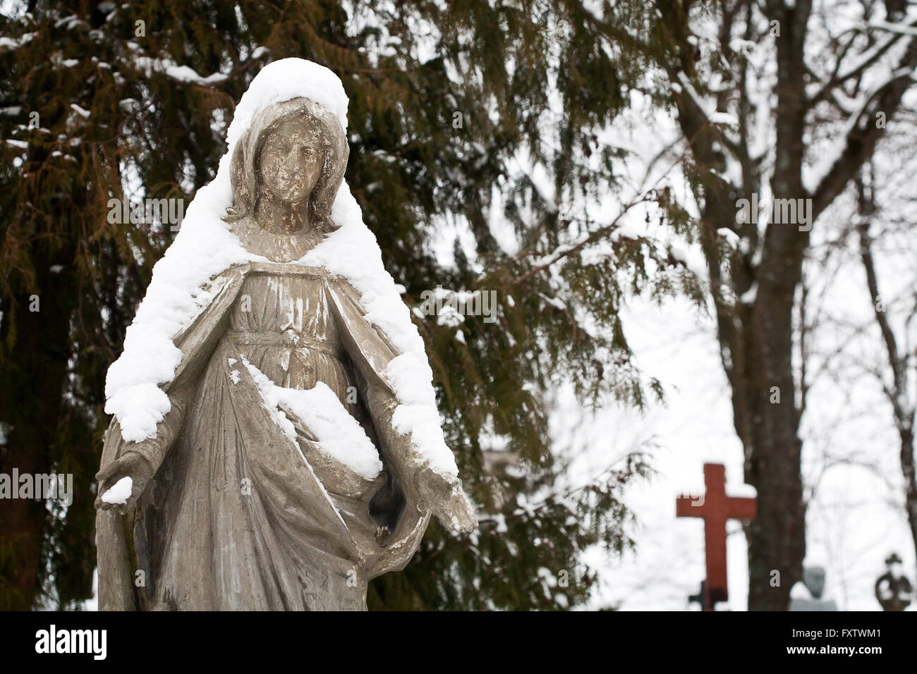 La estatua de la Virgen María en Rasu cementerio en Vilnius, Lituania Foto de stock