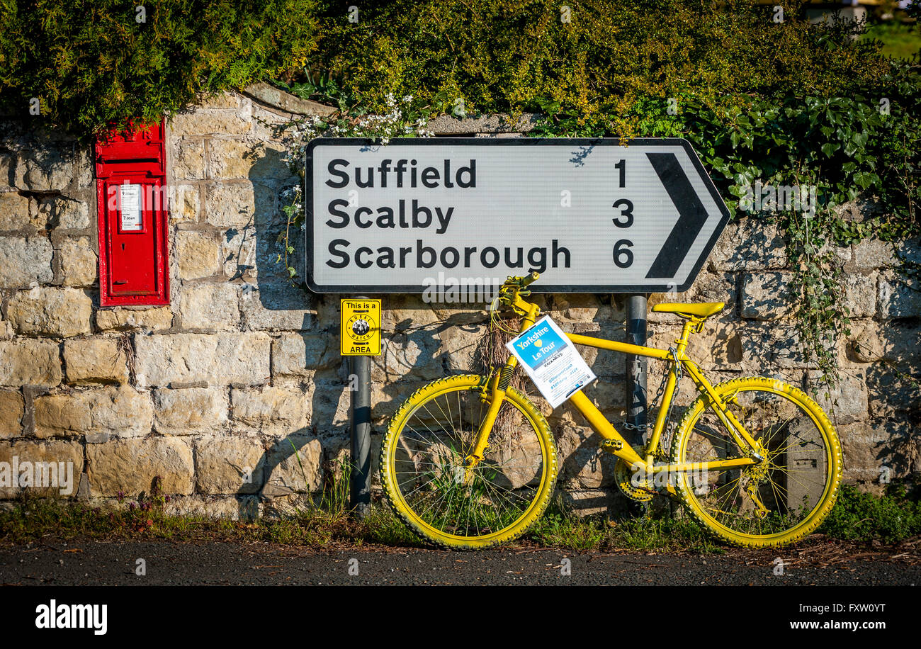 Promoción de bicicletas pintados de amarillo GRAND TOUR DE YORKSHIRE YORKSHIRE EL GRAND TOUR DEL 24 DE ABRIL DE 2015 Foto de stock
