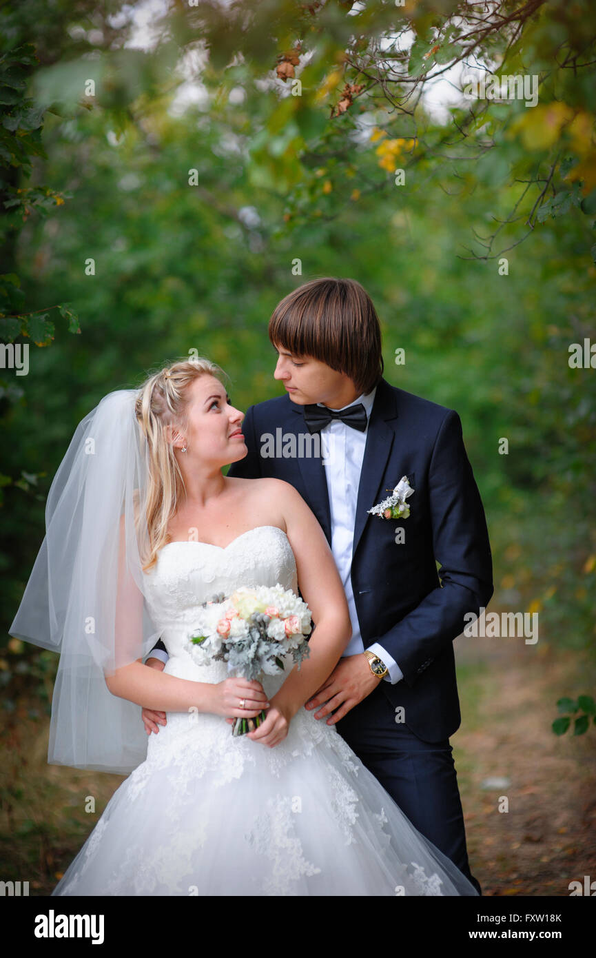Feliz la novia y el novio en el día de su boda Foto de stock