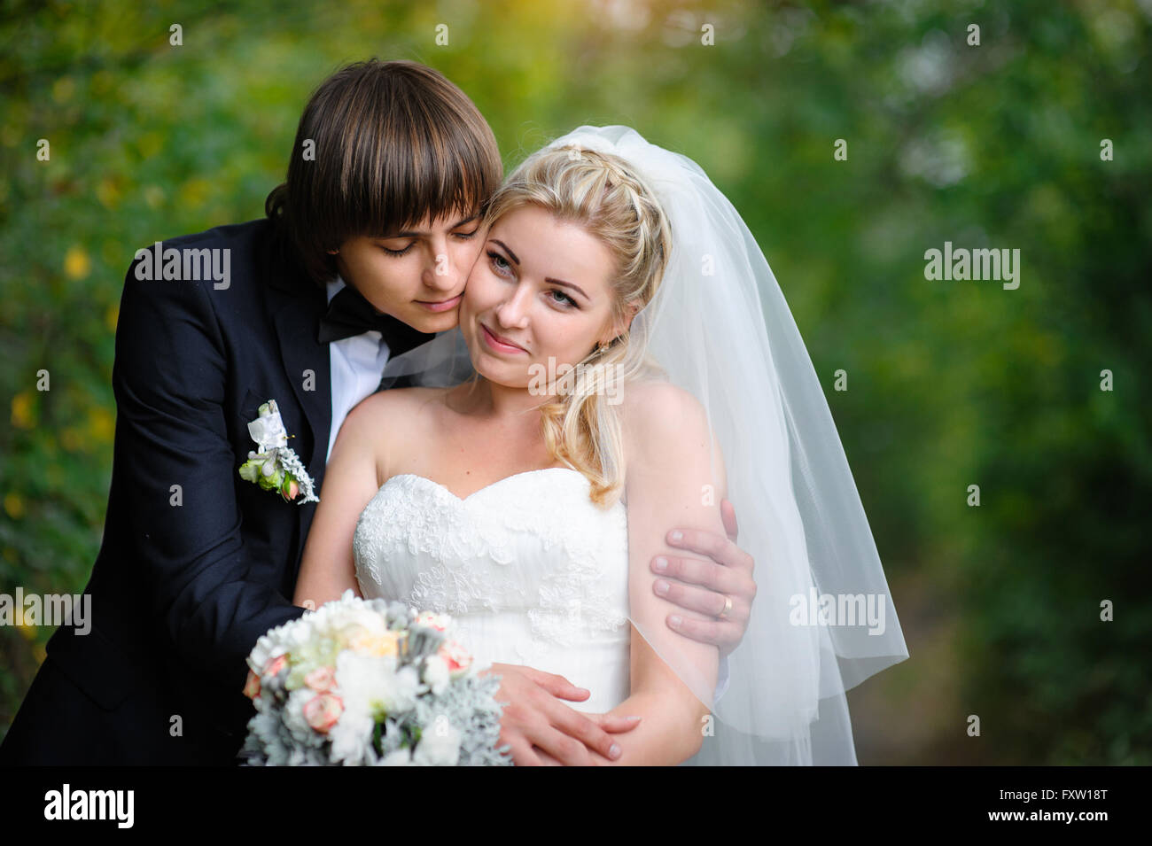 Feliz pareja la novia y el novio en el día de su boda Foto de stock