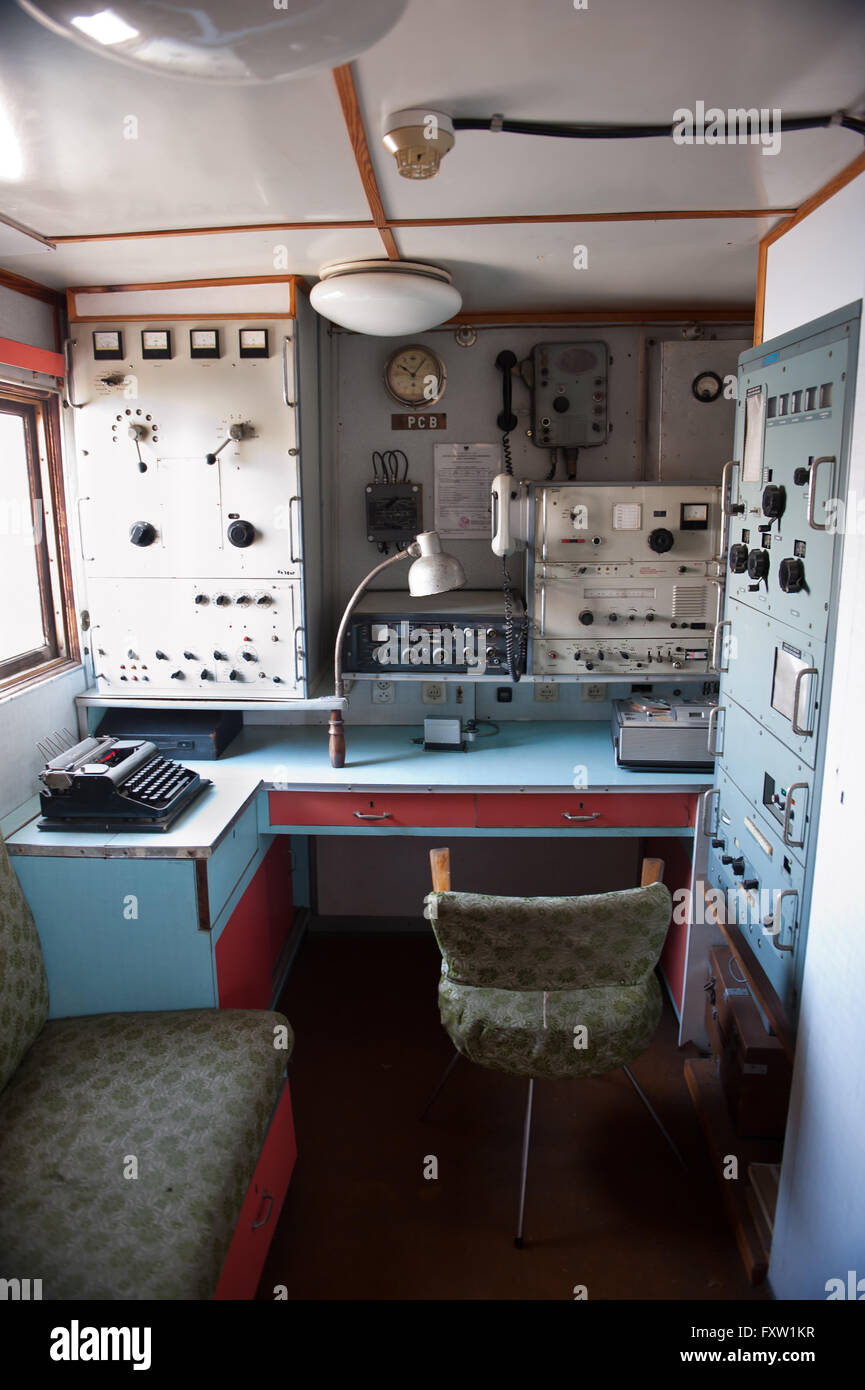 Ship radio room fotografías e imágenes de alta resolución - Alamy