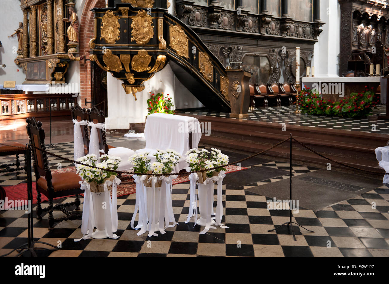 Decoraciones de flores de la boda en crucero de Gdansk Oliwa Archcathedral Basílica de la Santísima Trinidad, destino de viajes de Polonia Foto de stock