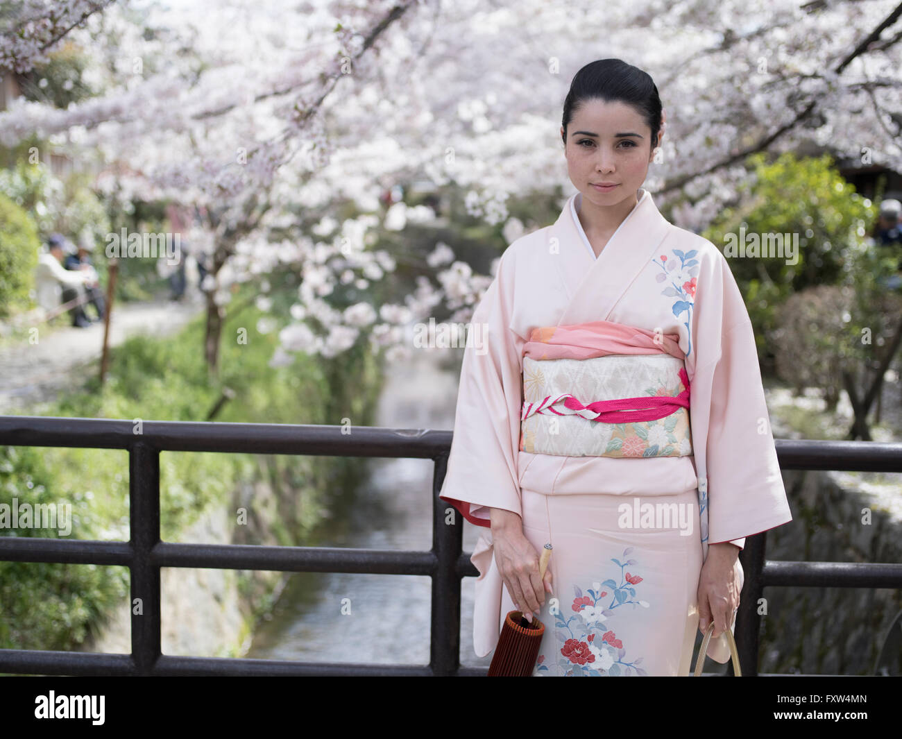 Kimono rosa fotografías e imágenes de alta resolución - Alamy