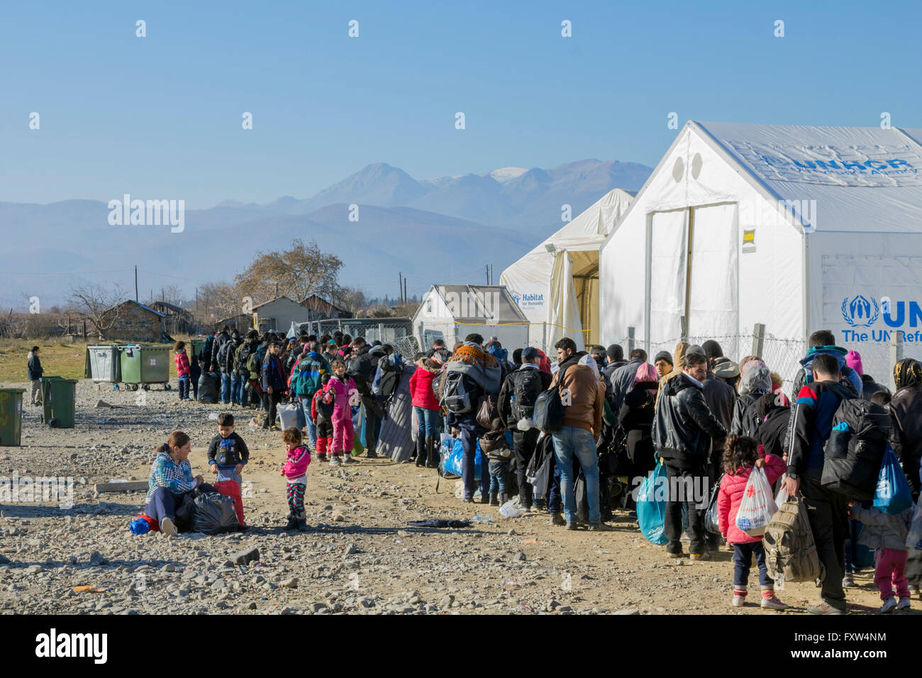 Refugiados esperando para inscribirse en el campamento de refugiados de Gevgelija tras haber cruzado la frontera con Grecia en Idomeni Foto de stock