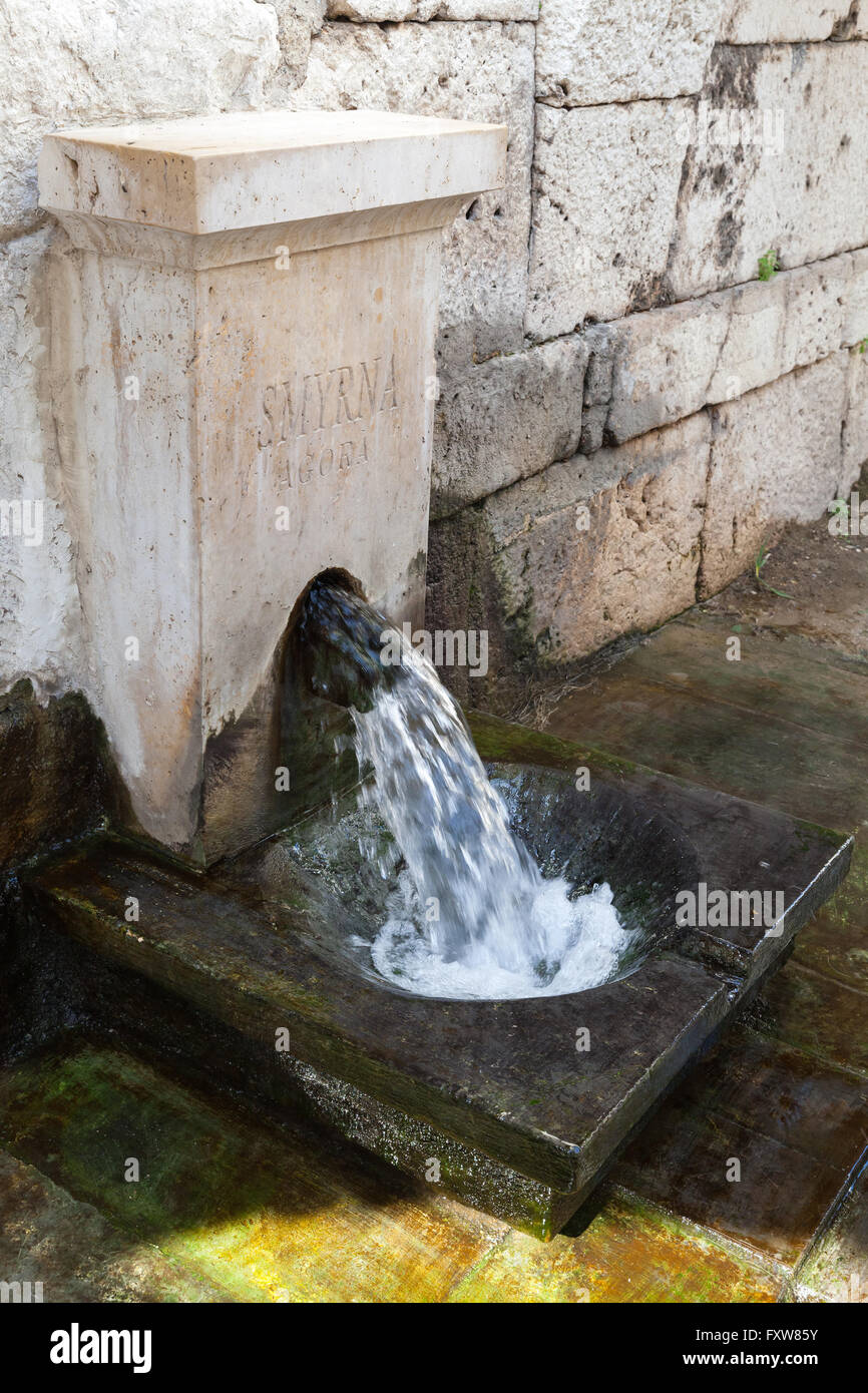 Antigua fuente de agua potable en el templo en ruinas de Agora, Esmirna, Izmir, Turquía Foto de stock