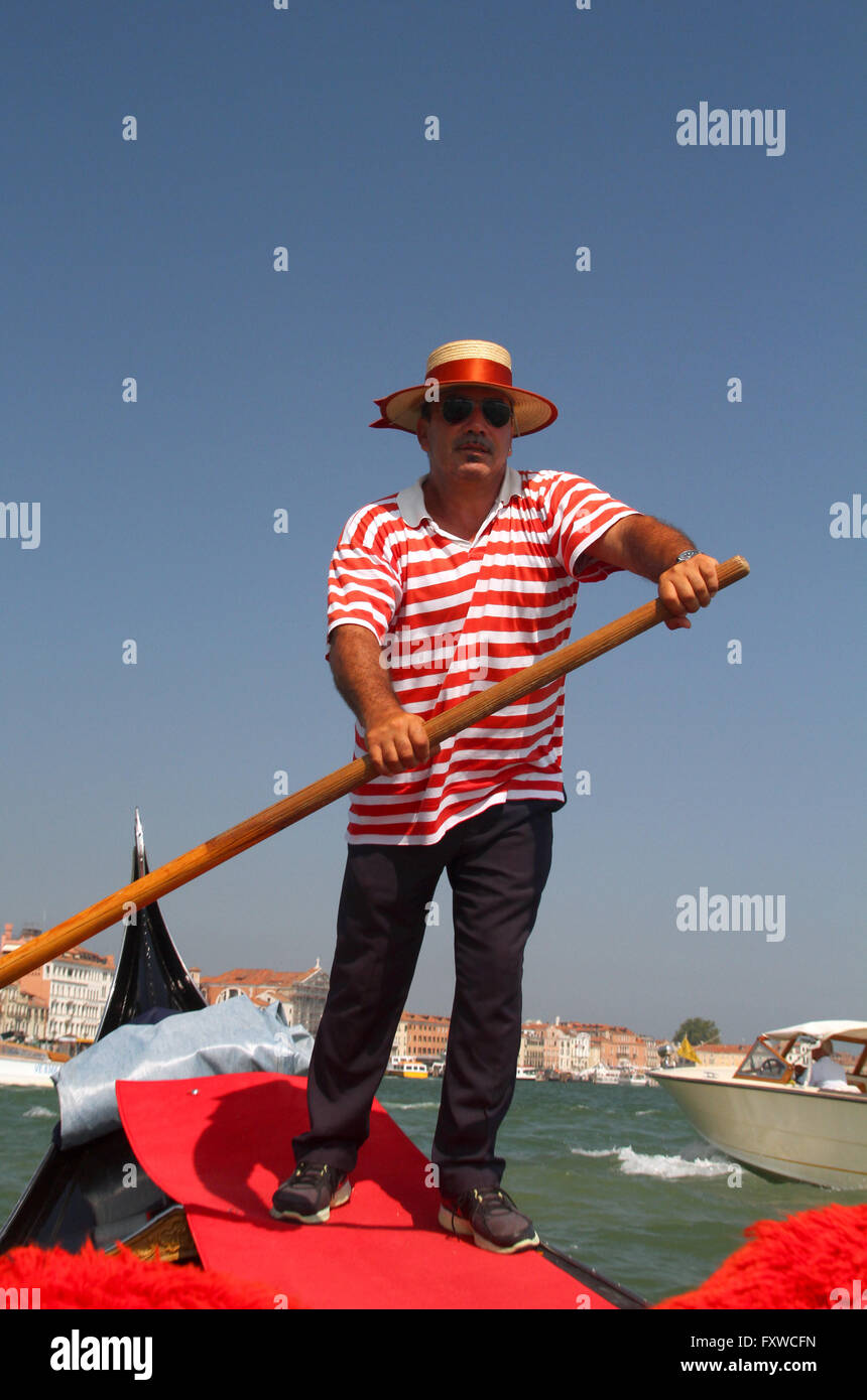 Los AROS EN ROJO gondolero Gran Canal Venecia Italia 04 de agosto de 2014 Foto de stock