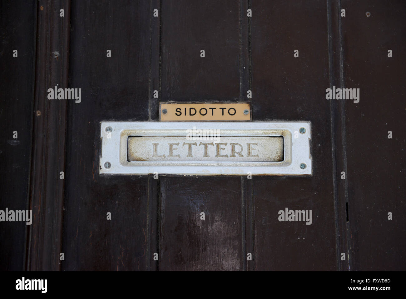 Carta de la ranura de la puerta Fotografía de stock - Alamy