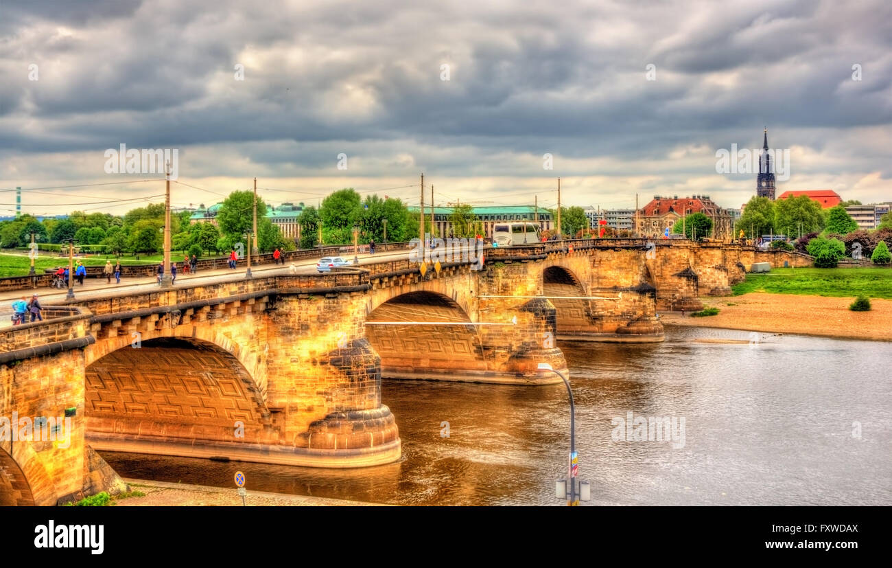 Augustus - Augustusbrucke Puente sobre el río Elba en Dresde Foto de stock