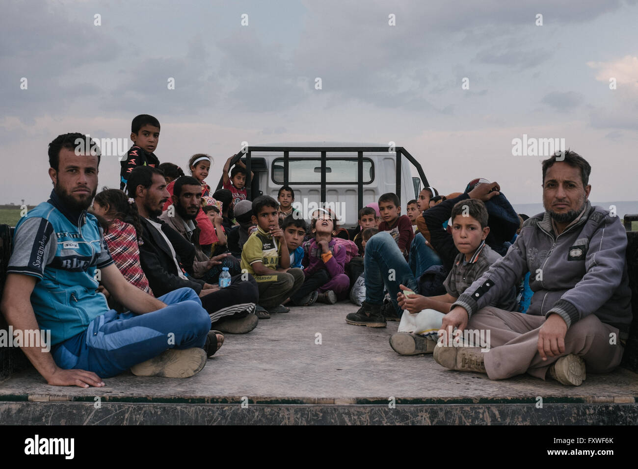 Ayuda Peshmergas refugiees huyendo de Mosul - 07/04/2016 - Irak / Mosul - la gente espera en la furgoneta que les llevará a los refugiados Foto de stock