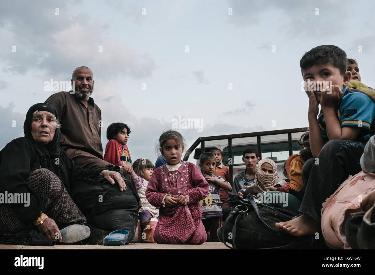 Ayuda Peshmergas refugiees huyendo de Mosul - 07/04/2016 - Irak / Mosul - la gente espera en la furgoneta que les llevará a los refugiados Foto de stock