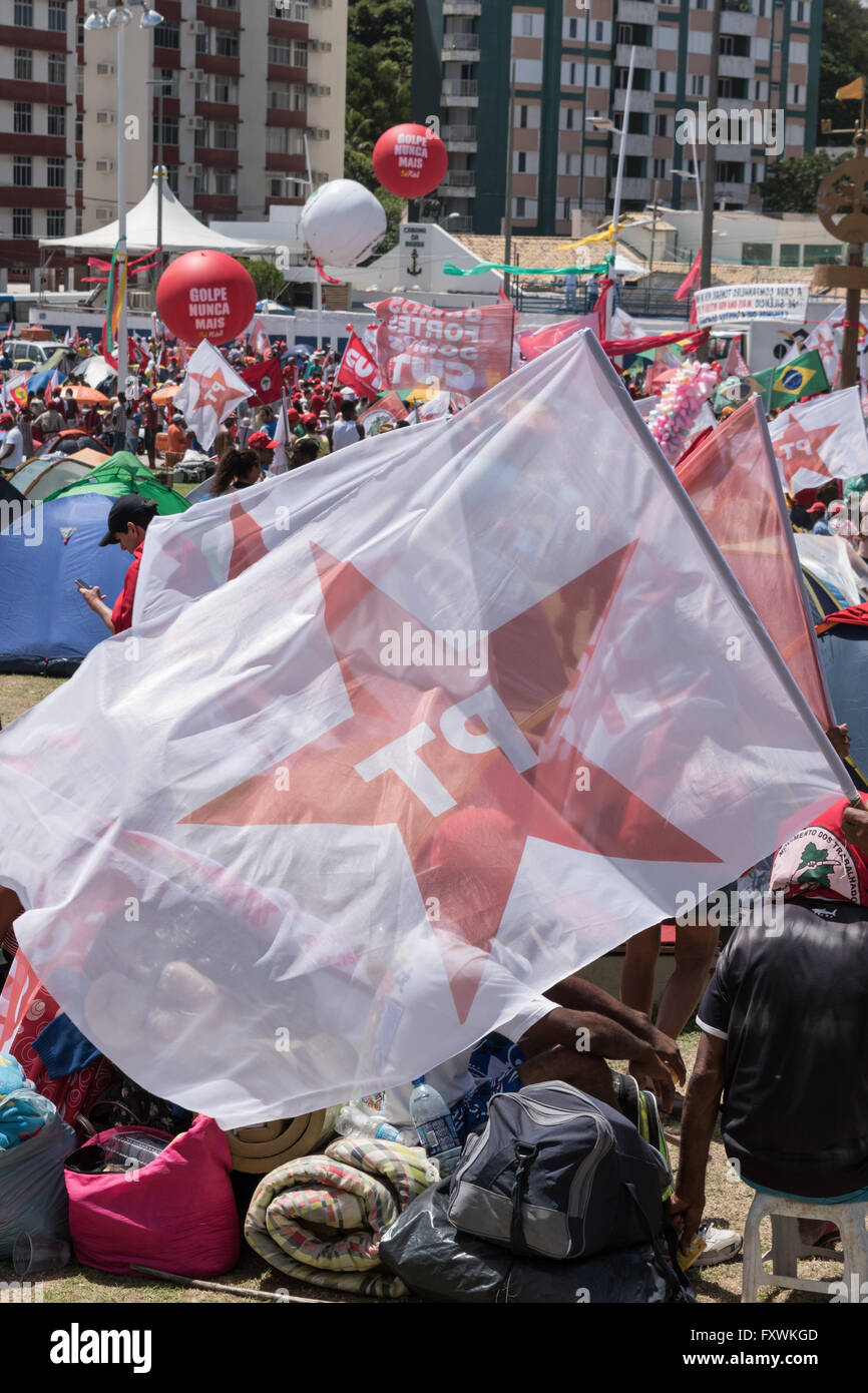 Salvador, Bahia, Brasil. El 17 de abril, 2016. Protesta contra la destitución del Presidente del Brasil Dilma Rousseff. Crédito: Andrew Kemp/Alamy Live News Foto de stock