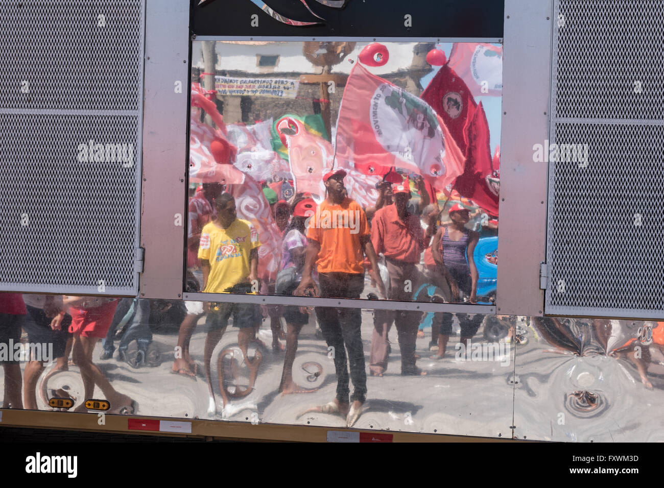 Salvador, Bahia, Brasil. El 17 de abril, 2016. Protesta contra la destitución del Presidente del Brasil Dilma Rousseff. Crédito: Andrew Kemp/Alamy Live News Foto de stock